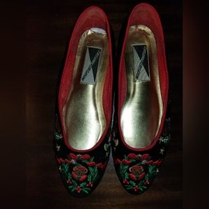 Women's holiday flats. Black, colored embroidery. Mootsie Tootsie.